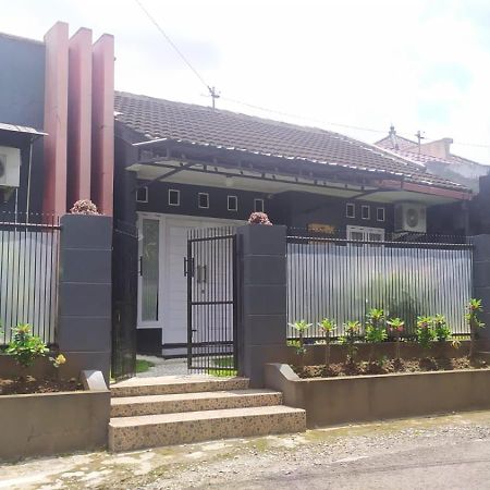 Endah Homestay Syariah Пурвокерто Экстерьер фото